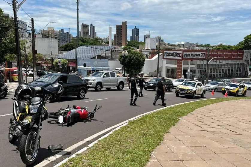 Condutor de moto foge de abordagem de agentes de trânsito e bate em carro.