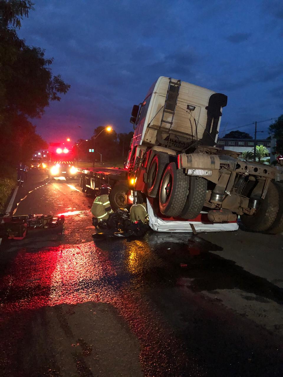 Caminhoneiro morre em grave acidente na PR-323,