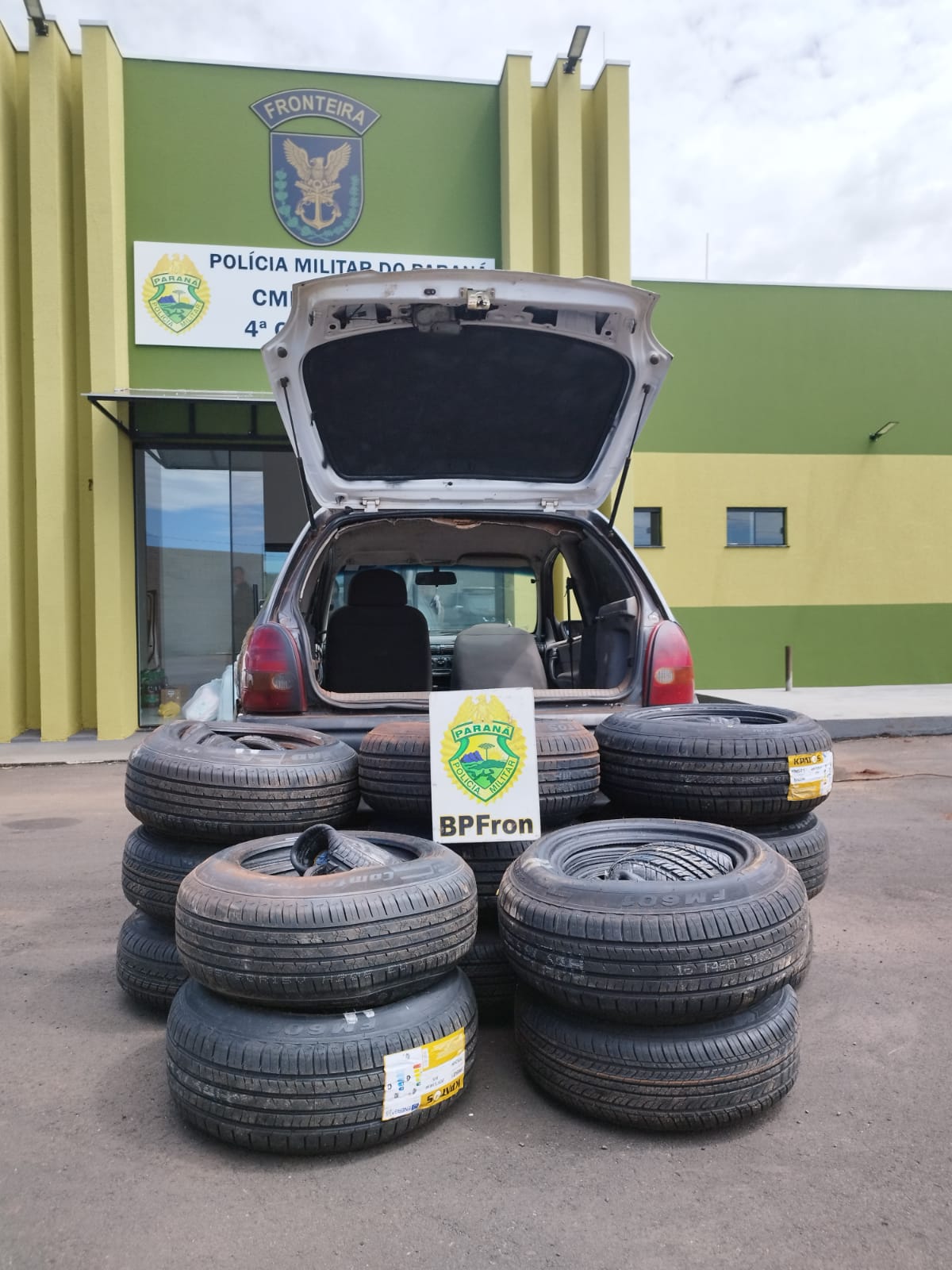 VEÍCULO CARREGADO COM PNEUS.