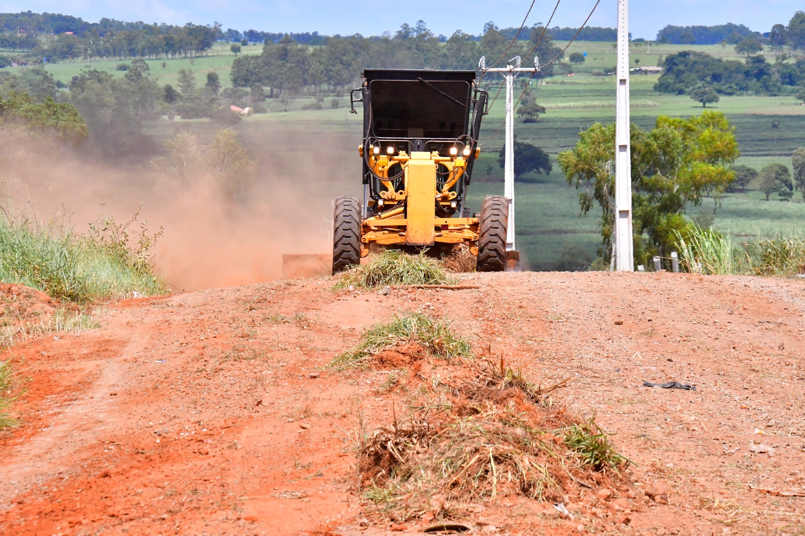 MANUTENÇÃO de vias rurais em Umuarama.