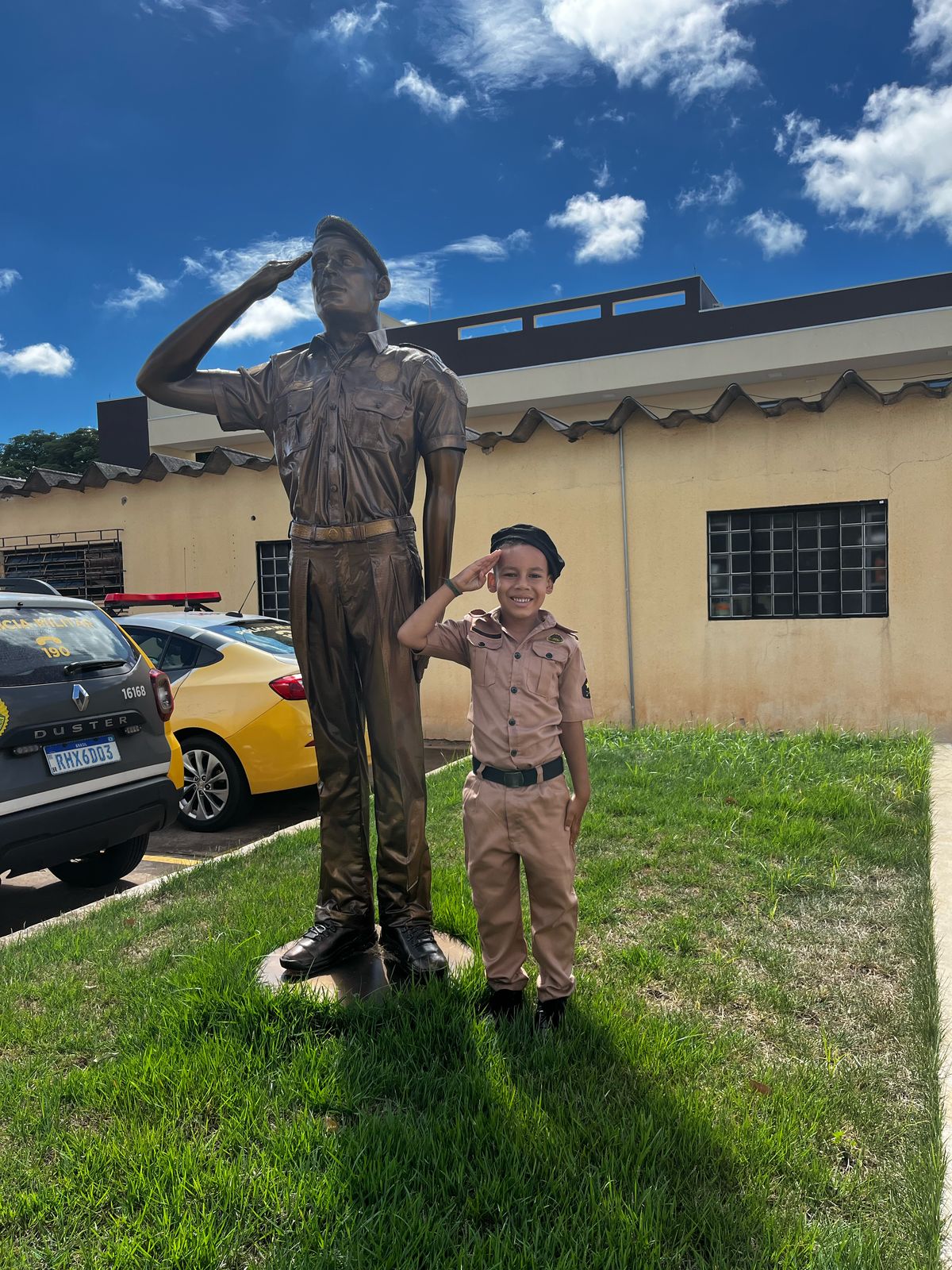 JOVEM FÃ DA POLÍCIA MILITAR AO 25º BPM.
