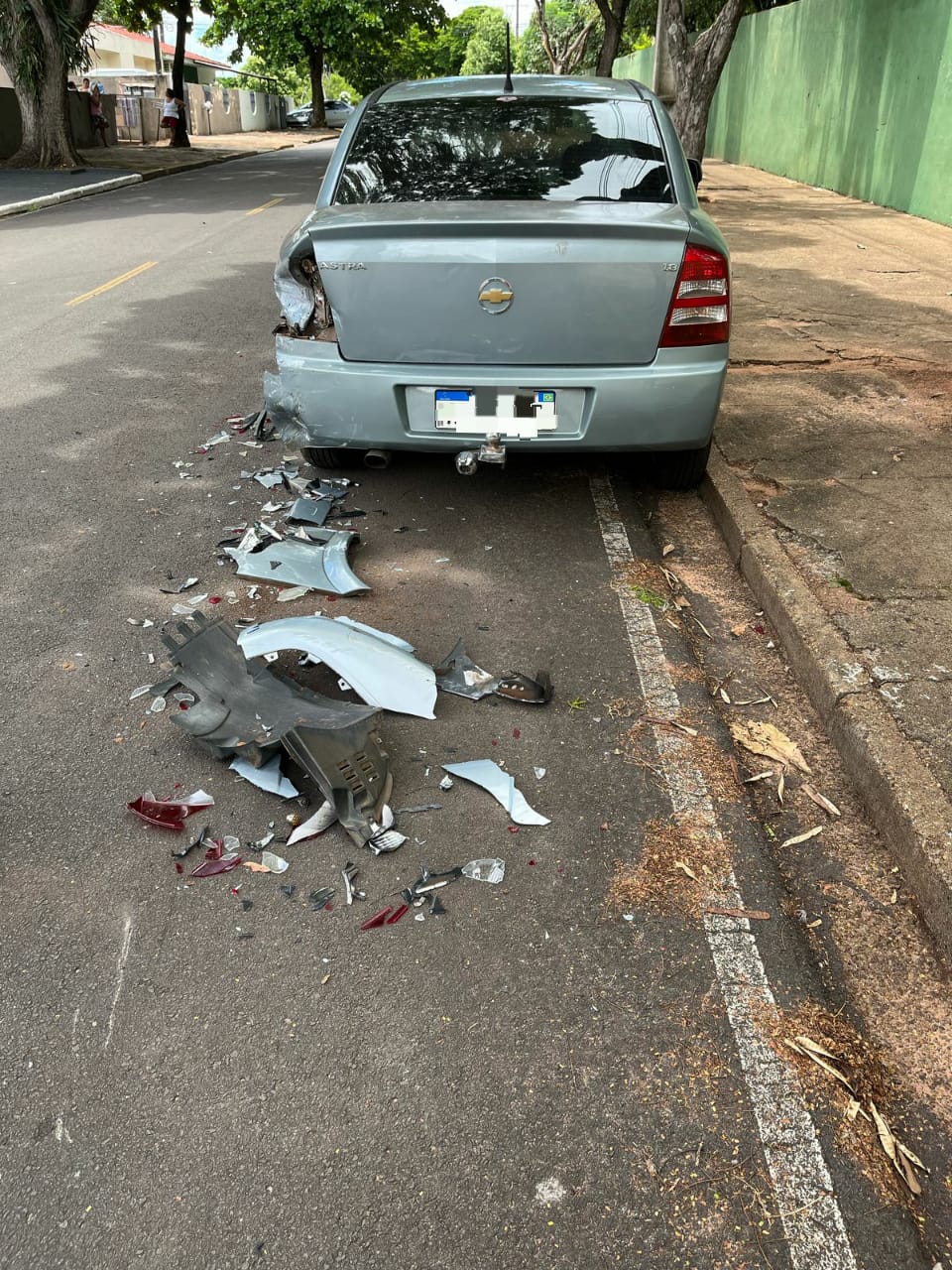 Veículo Chevrolet/Cobalt colidiu contra outro veiculo e fugiu do local.
