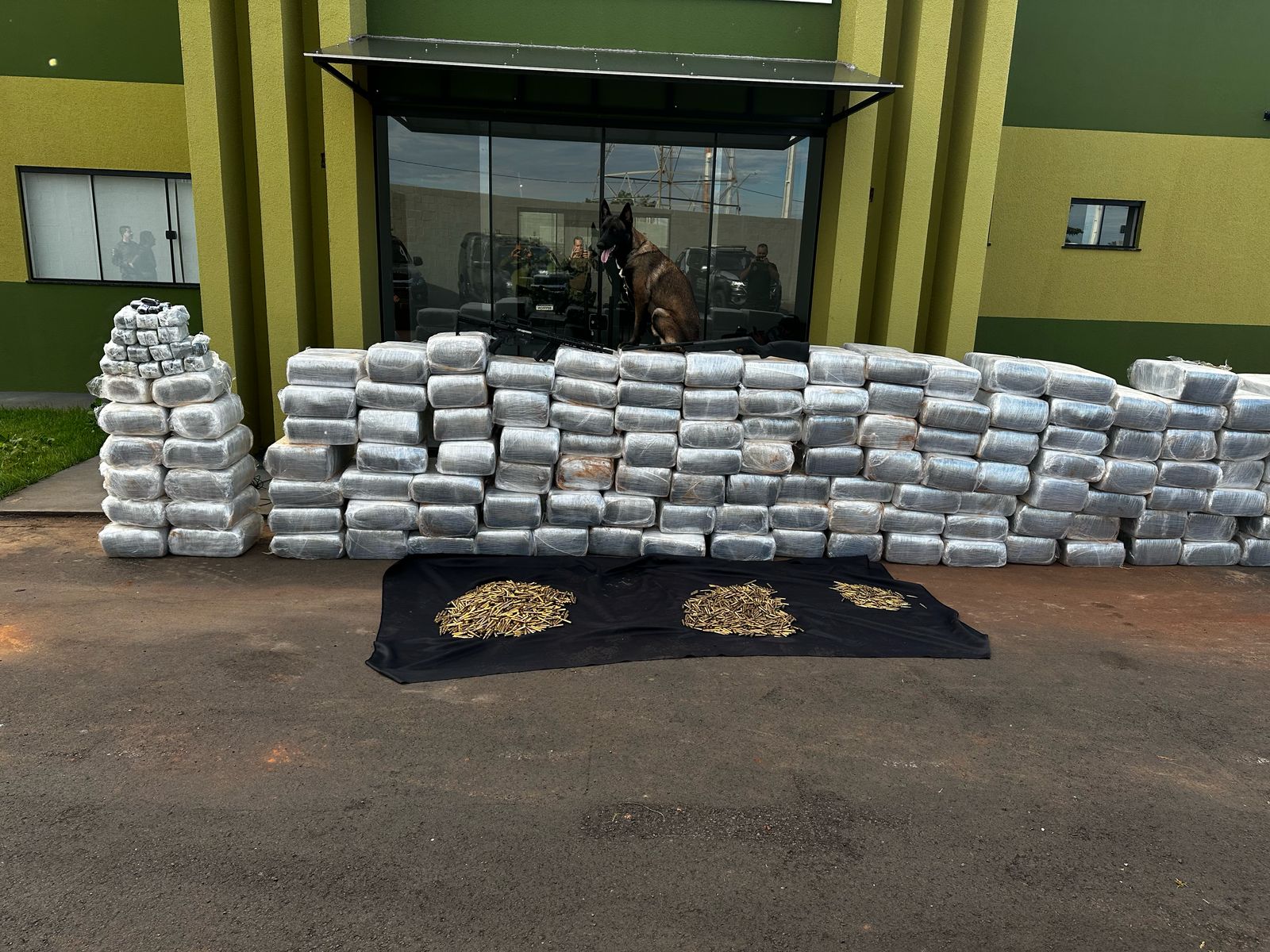 BPFRON E 31º BPM APRENDEM CARGA MILIONÁRIA DE HAXIXE E MACONHA.