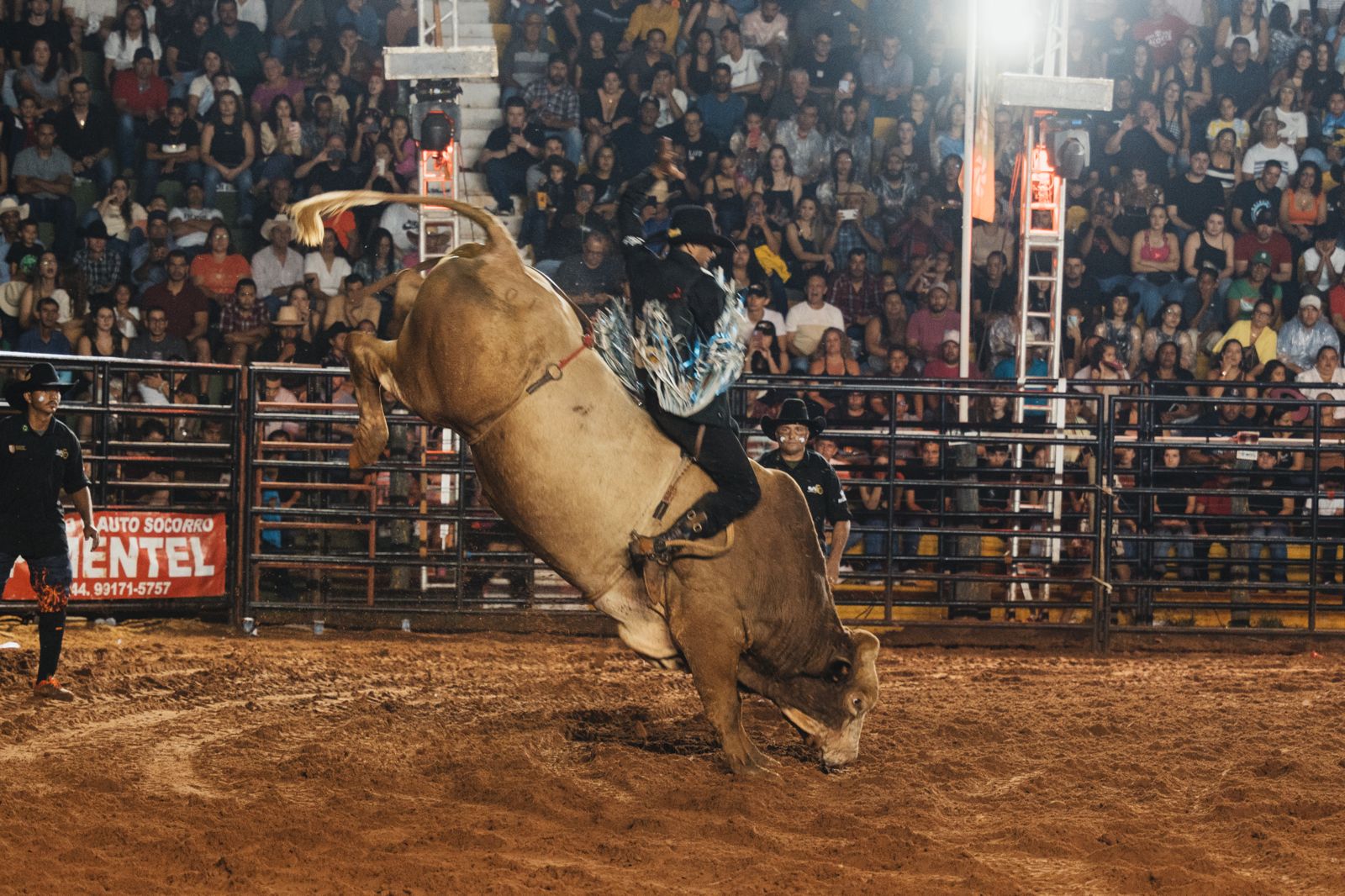 Rodeio da Expo Umuarama supera expectativas e se consolida como um dos melhores do Paraná.