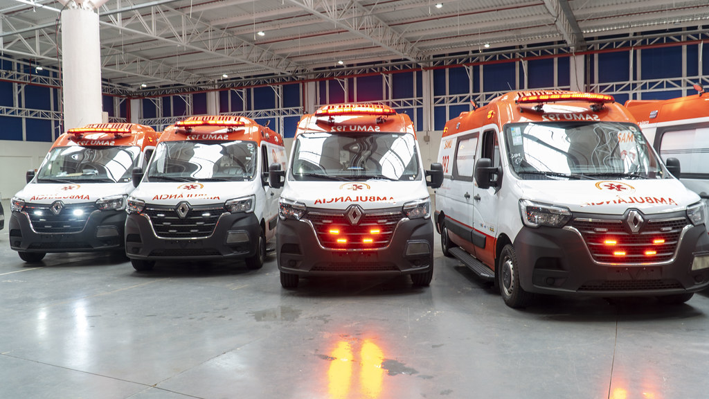 EMERGÊNCIAS. Vice-prefeita e secretária da Saúde prestigiam entrega de novas ambulâncias.