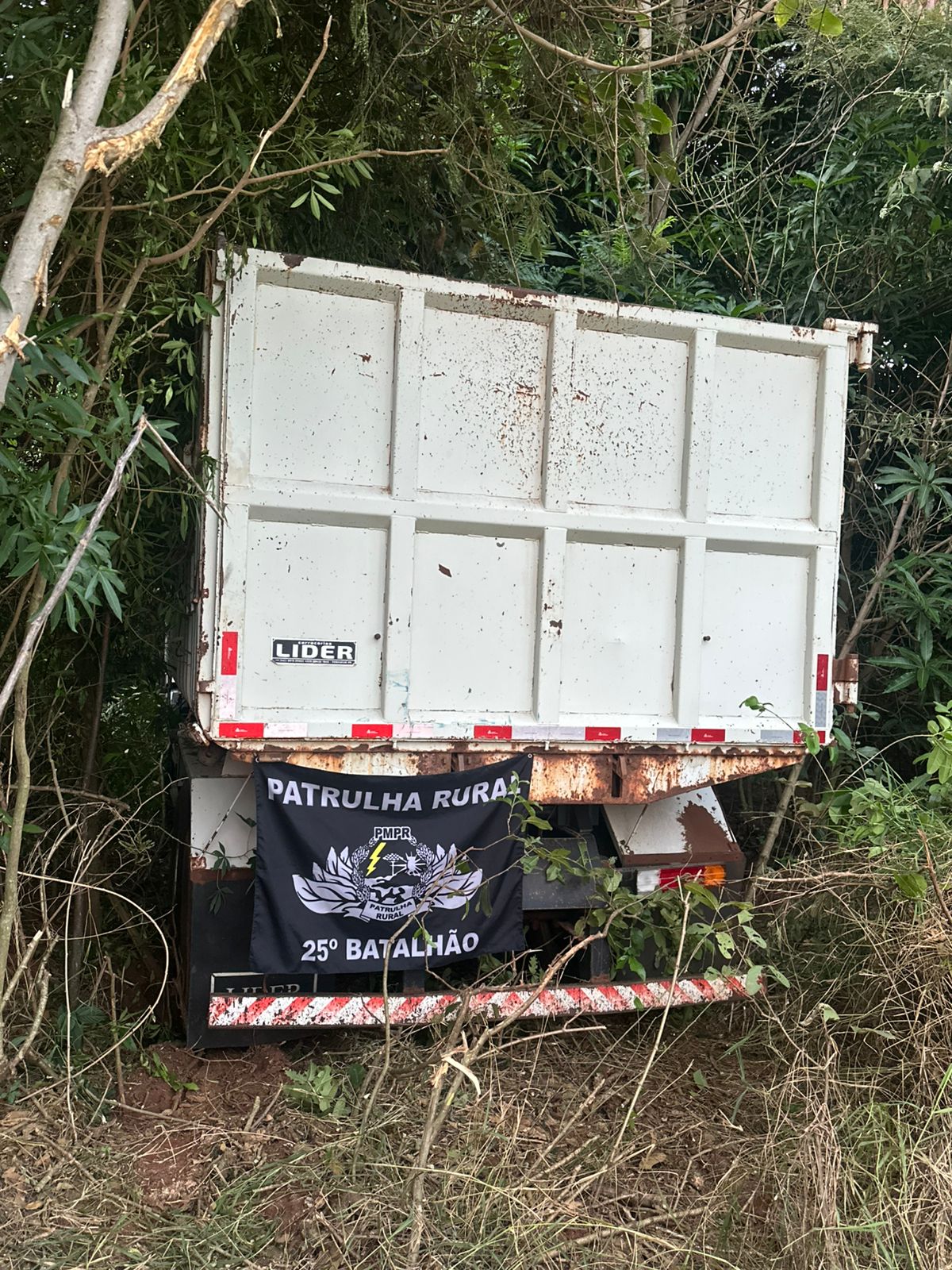 Caminhão furtado em Paranavaí e encontrado em área rural em Altônia.