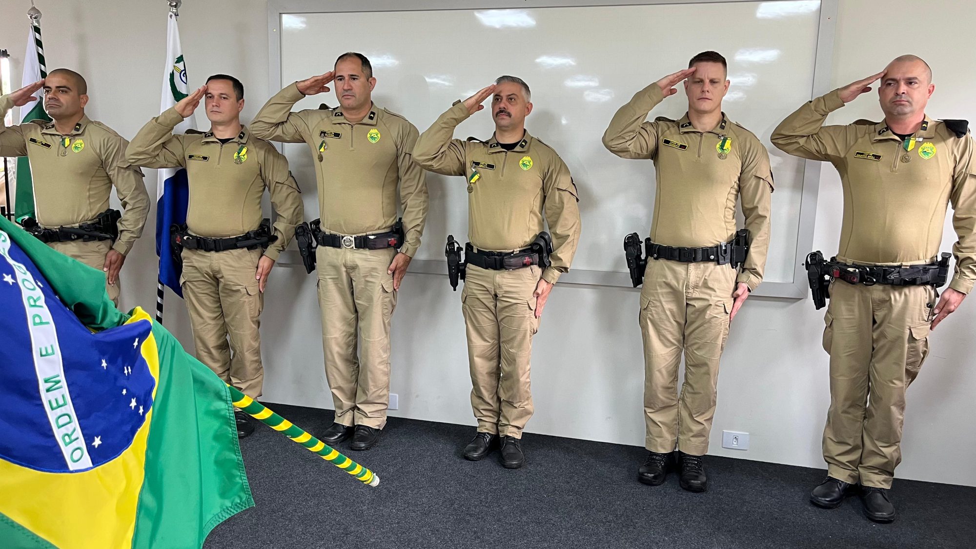 25º BPM REALIZA SOLENIDADE EM HOMENAGEM A TIRADENTES E CONDECORA POLICIAIS MILITARES COM MEDALHAS.