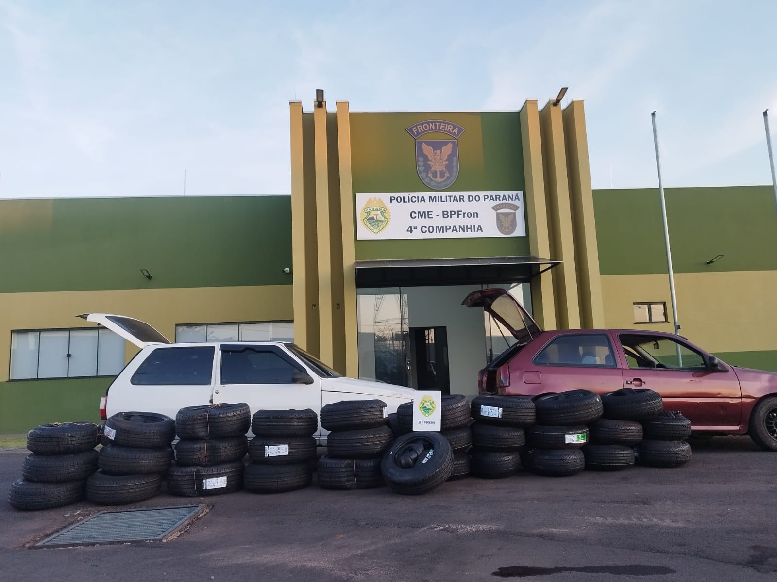 BPFRON APREENDE DOIS VEÍCULOS CARREGADOS COM PNEUS ESTRAGEIROS