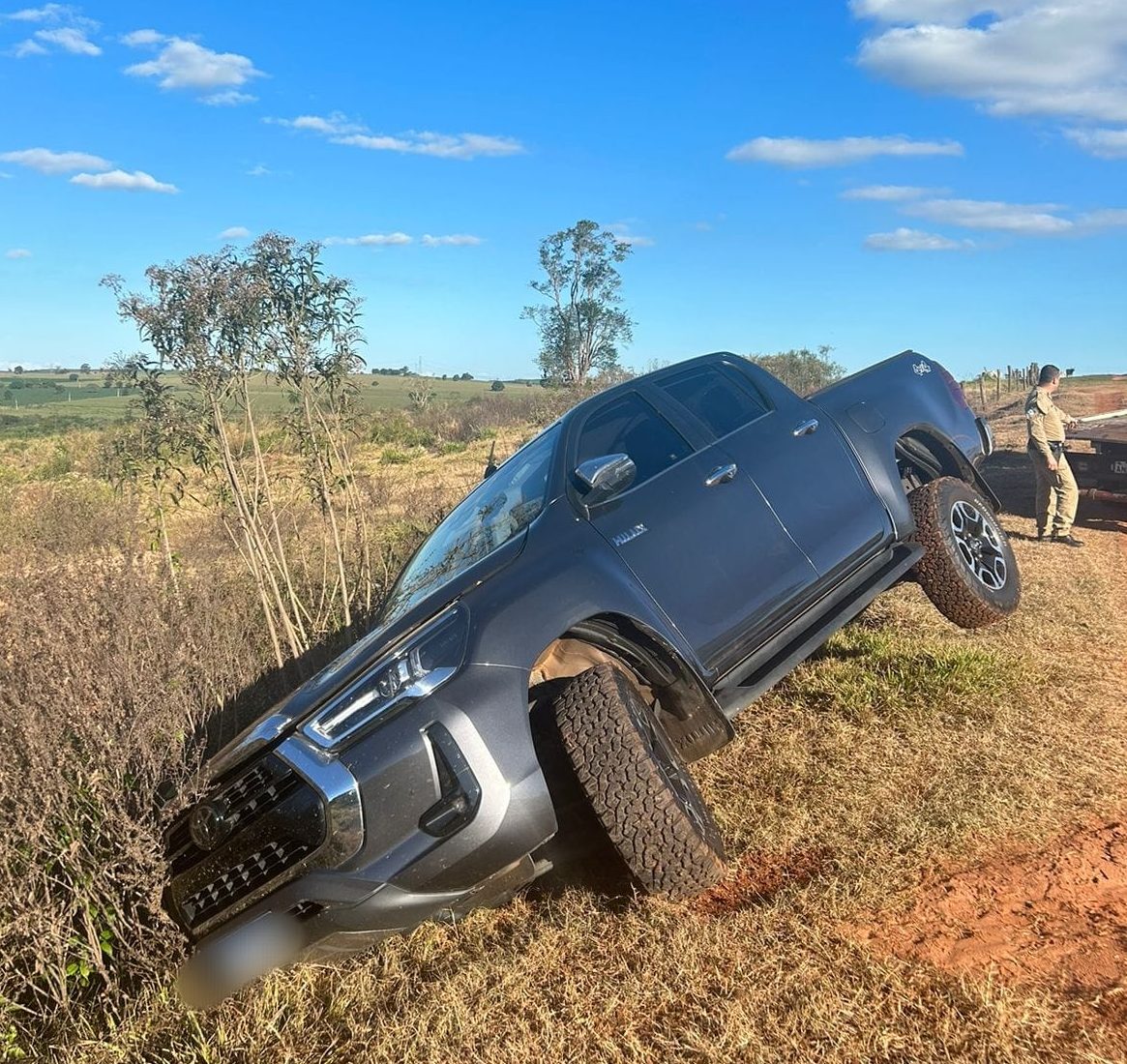 Polícia Militar recupera caminhonete furtada, em estrada rural de Iporã