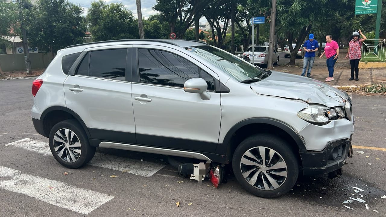 Jovem de dezessete anos sofre ferimentos  leves após colidir com veiculo em Umuarama