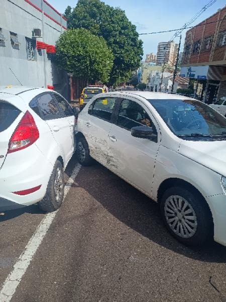Acidente de trânsito envolvendo três veículosno centro de Umuarama hoje.