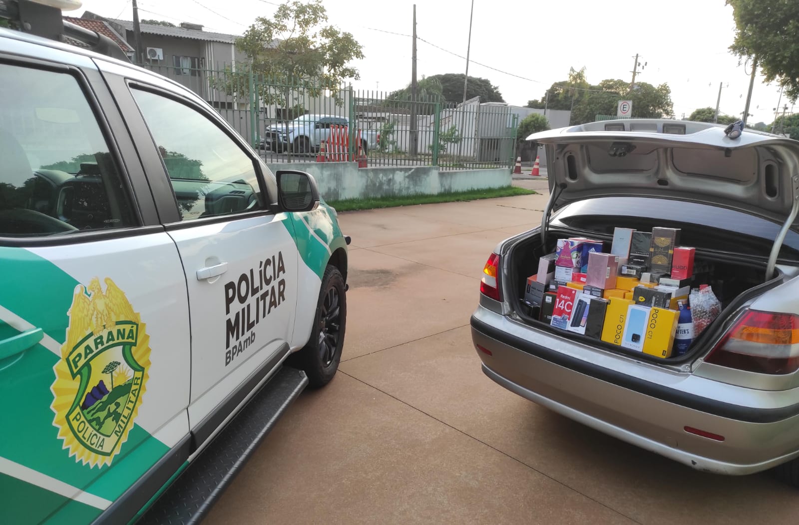 Polícia Ambiental apreende mercadorias contrabandeadas na PR-323 em Umuarama.