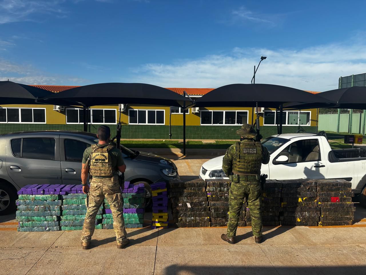 BPFRON E PF/NEPOM APREENDEM QUASE OITOCENTOS QUILOS DE MACONHA EM CAFEZAL DO SUL/PR.