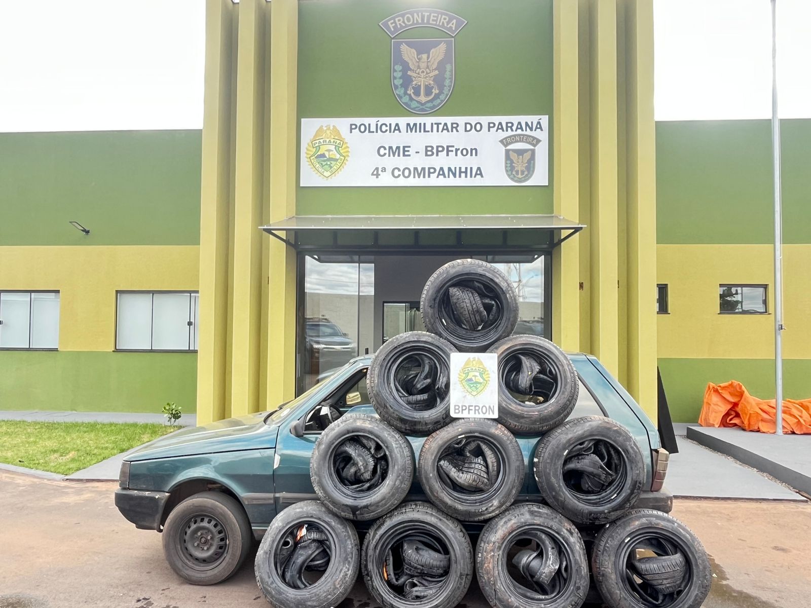 BPFRON E RECEITA FEDERAL APREENDEM VEÍCULO CARREGADO COM PNEUS.