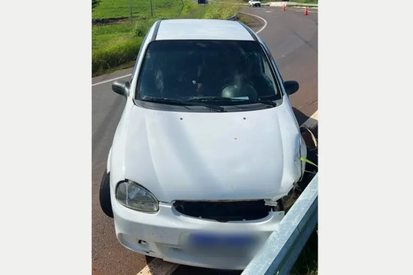 Motorista fica ferido em colisão na trincheira de acesso à PR-323.