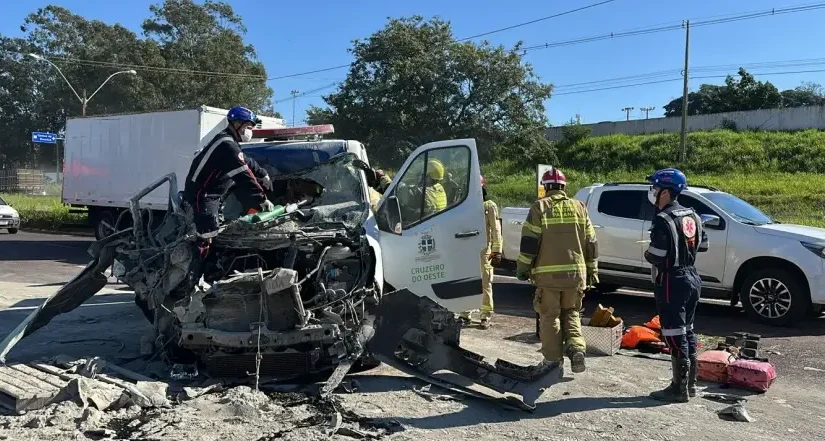 Grave acidente deixa Motorista de ambulância  preso às ferragens após acidente na PR-323, em Umuarama.