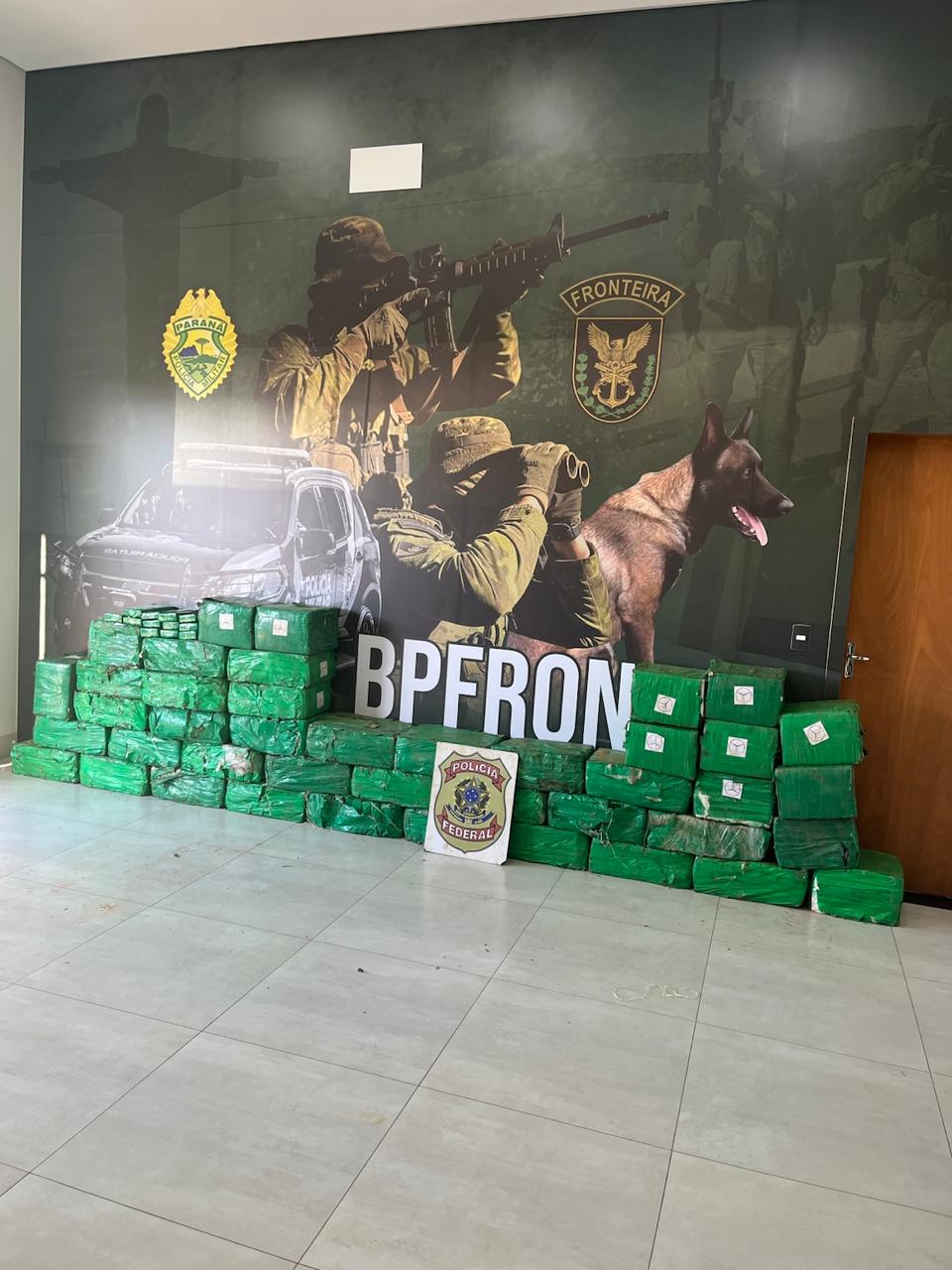 AÇÃO CONJUNTA ENTRE BPFRON, POLICIA FEDERAL/PR RESULTA EM APREENSÃO DE VEÍCULO CERRAGDO COM CARGA MILIONÁRIA DE MACONHA.