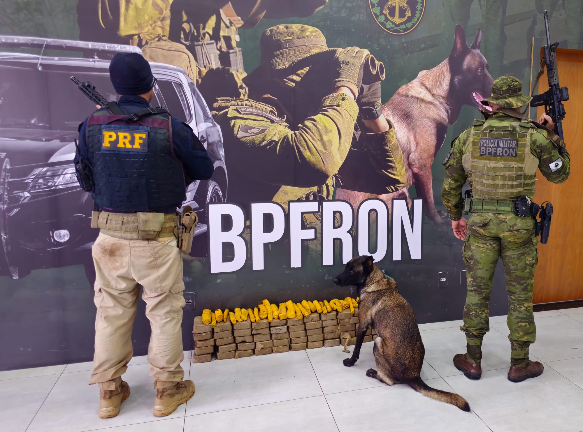 AÇÃO CONJUNTA ENTRE BPFRON E POLÍCIA RODOVIÁRIA FEDERAL RESULTA EM PRISÃO DE UM HOMEM CONDUZINDO CAMINHÃO COM 69,5KG DE PASTA BASE.