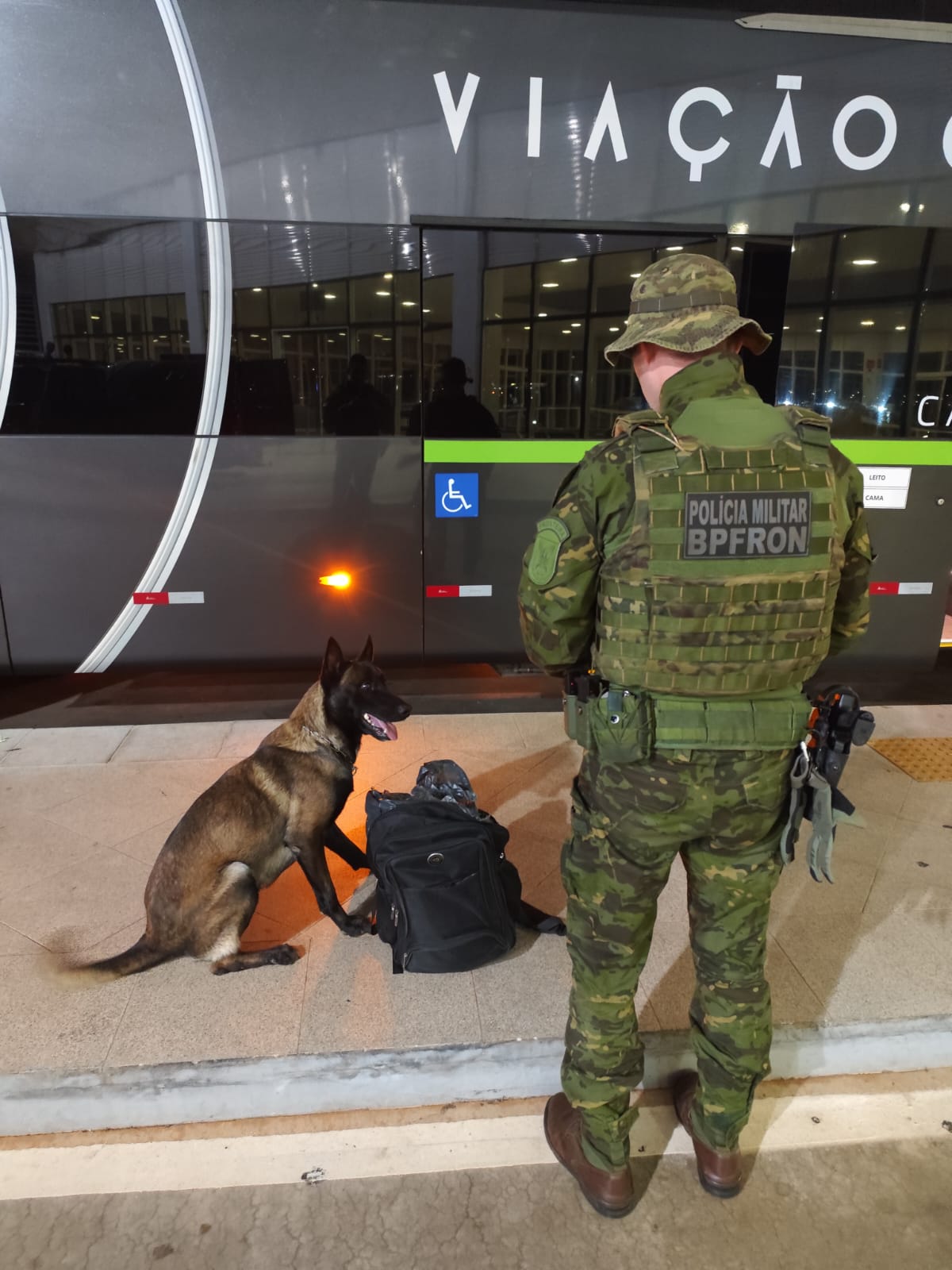 BPFRON PRENDE HOMEM POR TRÁFICO DE DROGAS EM ÔNIBUS INTERESTADUAL APÓS USO DE CÃO DE FARO.
