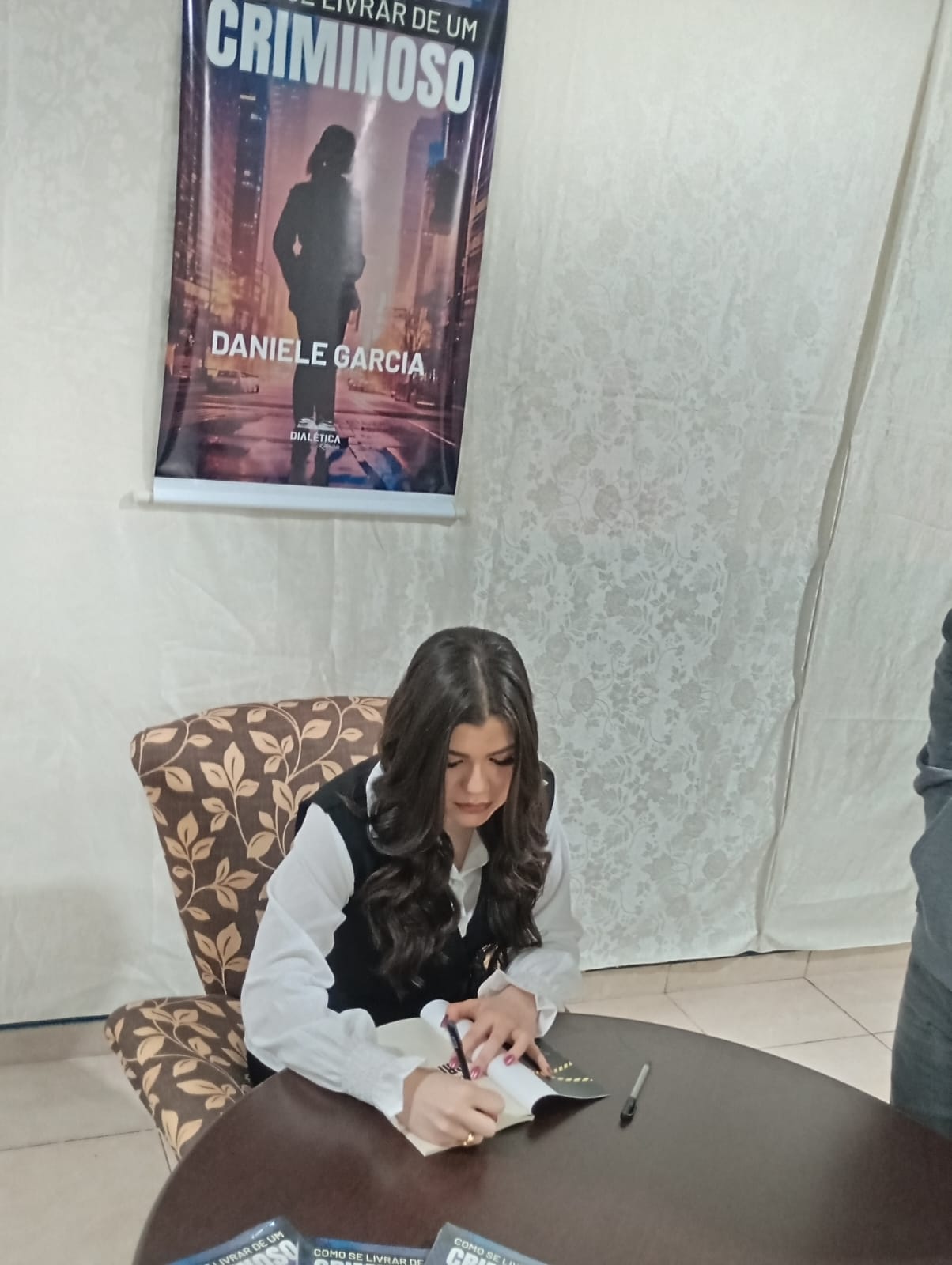Lançamento do Livro ‘Como se Livrar de um Criminoso’ é um Sucesso em Cafezal do Sul!”