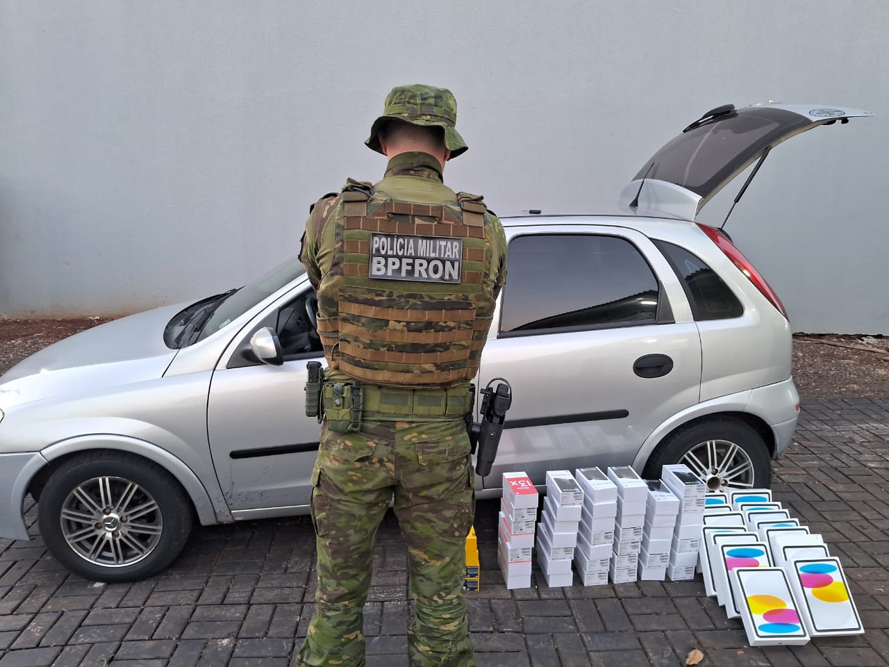 BPFRON APREENDE CARRO CARREGADO COM ELETRÔNICOS