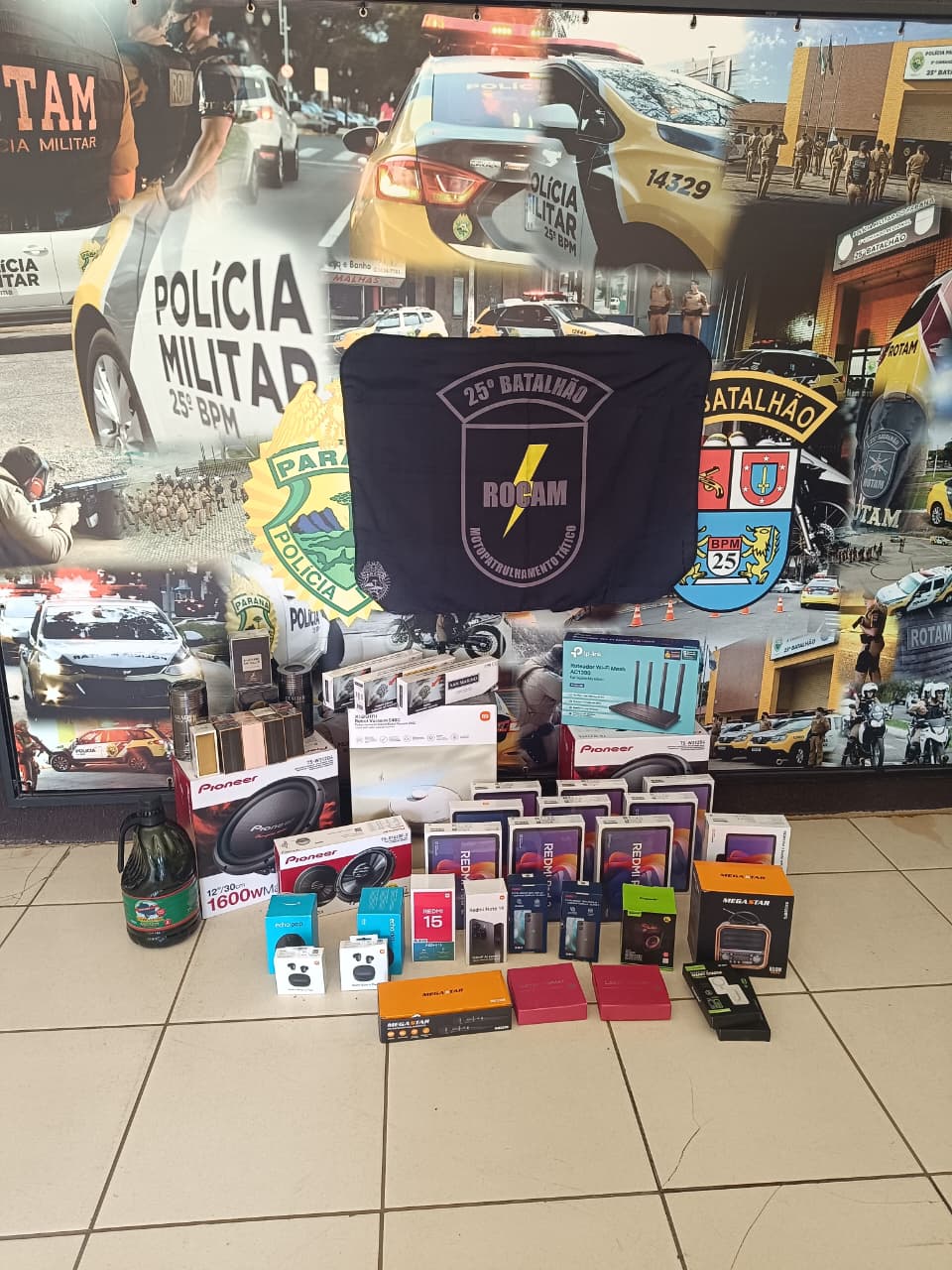 Após denuncias Rocam apreende veículo trans portando mercadorias de contrabando, vindo da região de Guaíra.