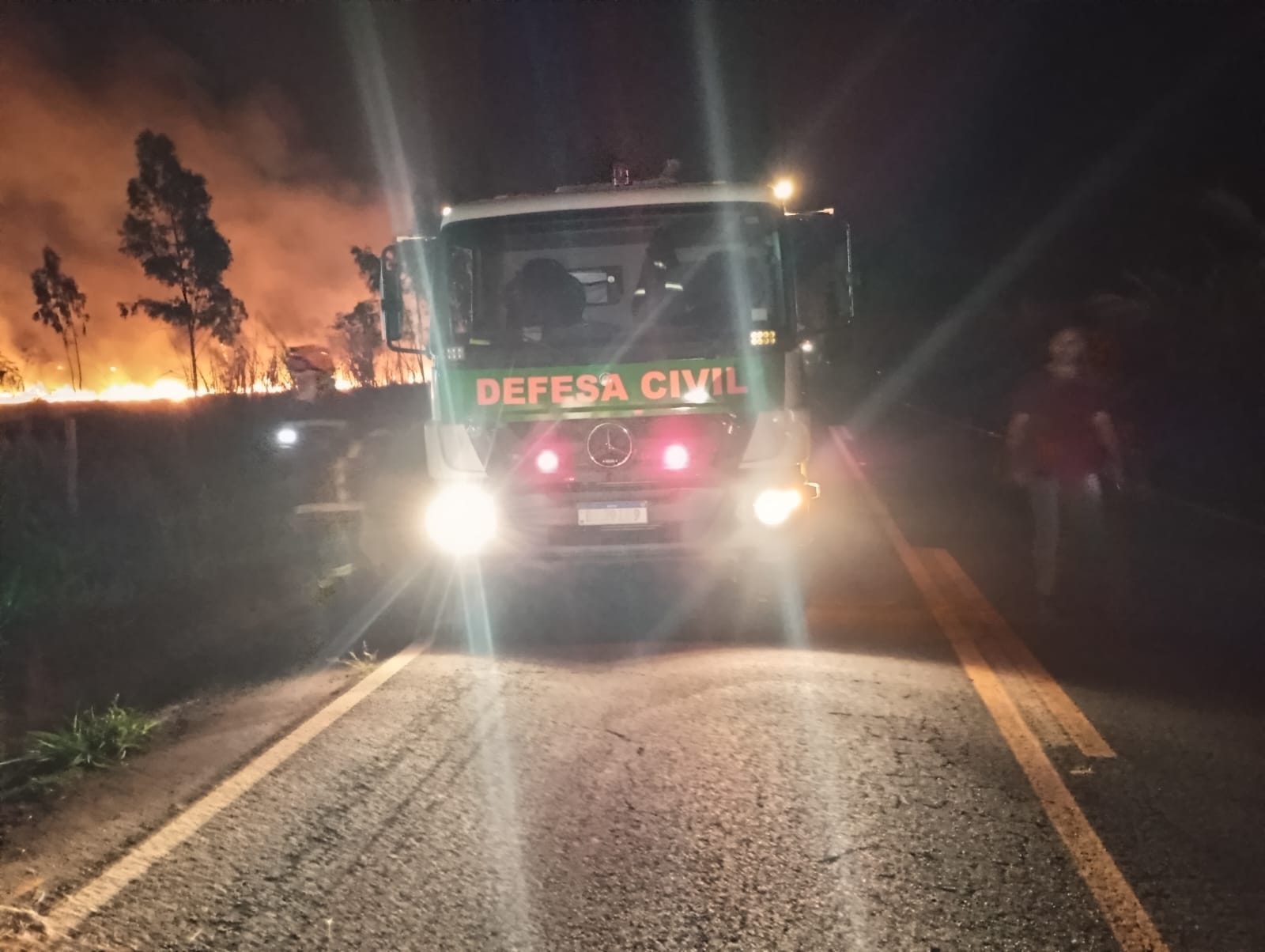 Incêndio de Grandes Proporções em Cafezal do Sul: Corpo de Bombeiros e Equipamentos Pesados Trabalham para Controlar o Fogo”