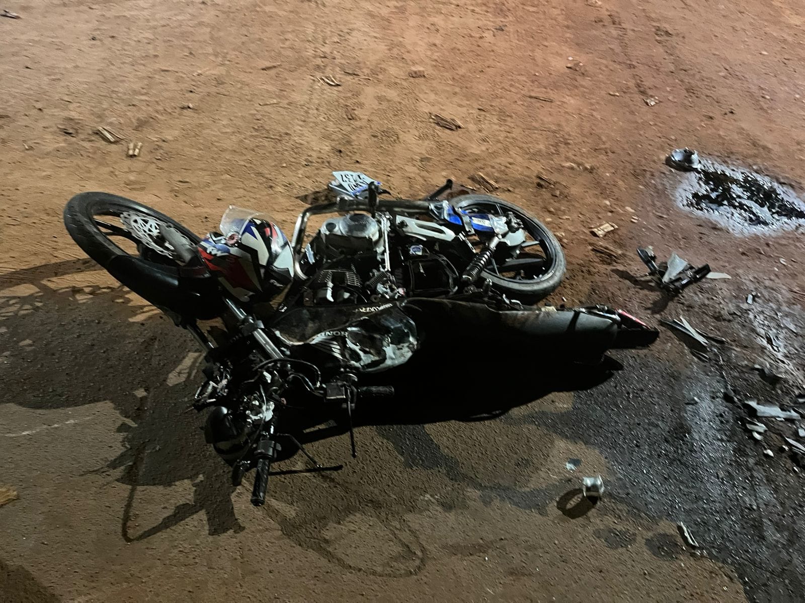 Jovem fica ferido em acidente com caminhão na PR-082 em Ivaté