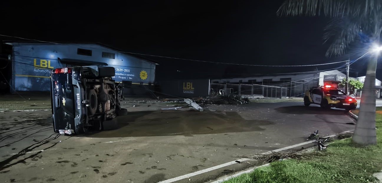 Condutor capota caminhonete após colisão em poste no Centro de Umuarama