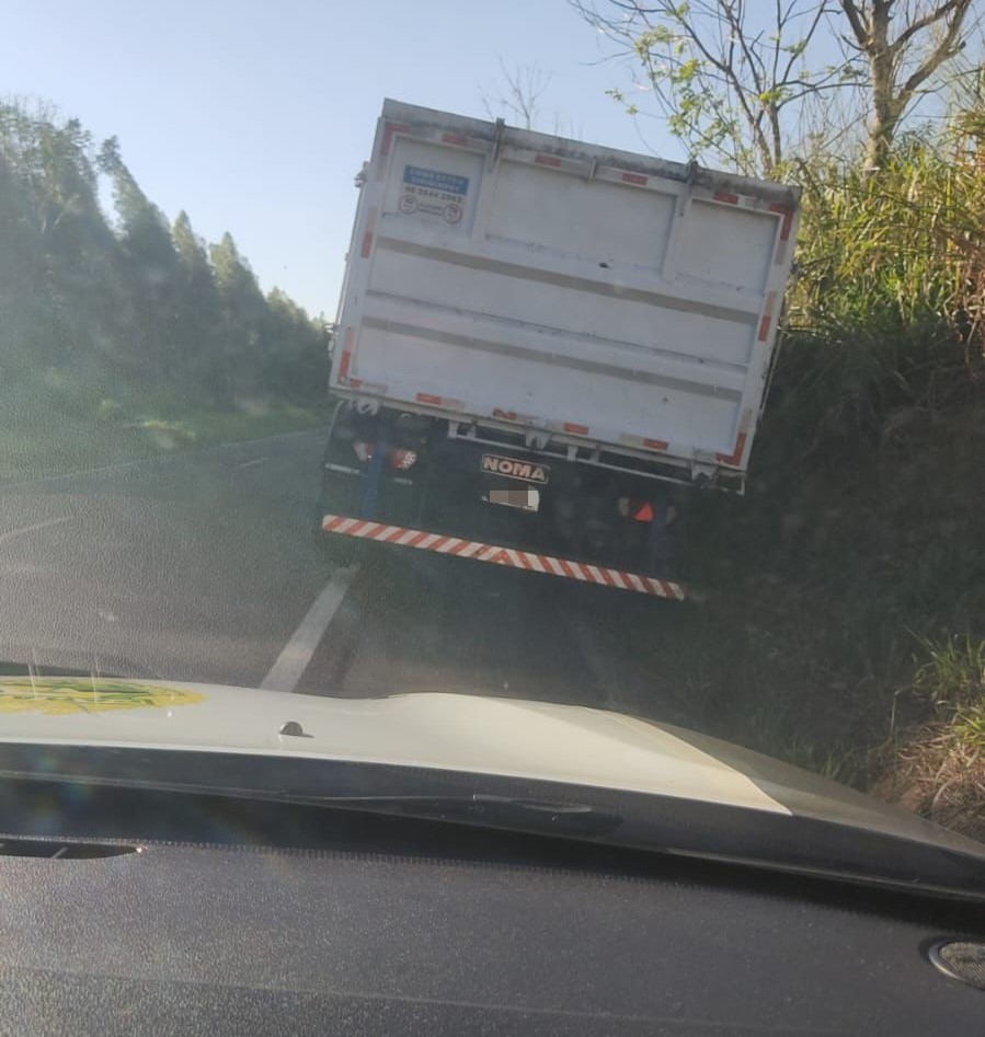 “Tragédia na PR-323: motociclista morre em acidente e caminhoneiro é detido por omissão de socorro. Caso aconteceu em Umuarama e já está sob investigação.”  