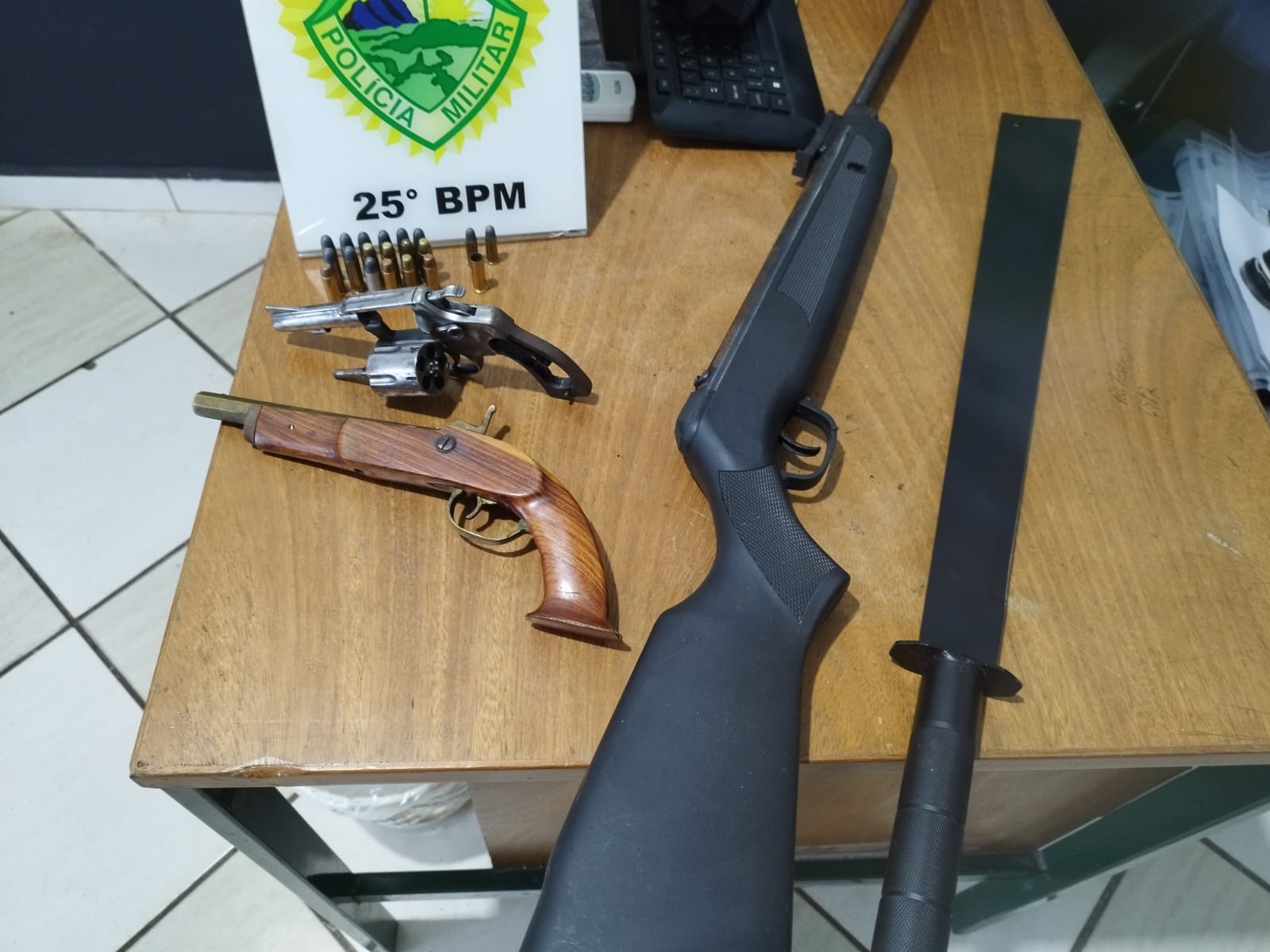 Homem é preso após ameaçar familiares e efetuar disparo em Umuarama